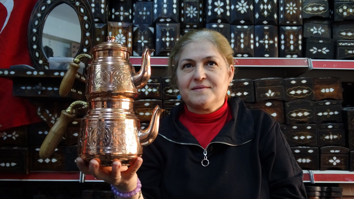 Kadın bakır ustası erkeklere taş çıkartıyor