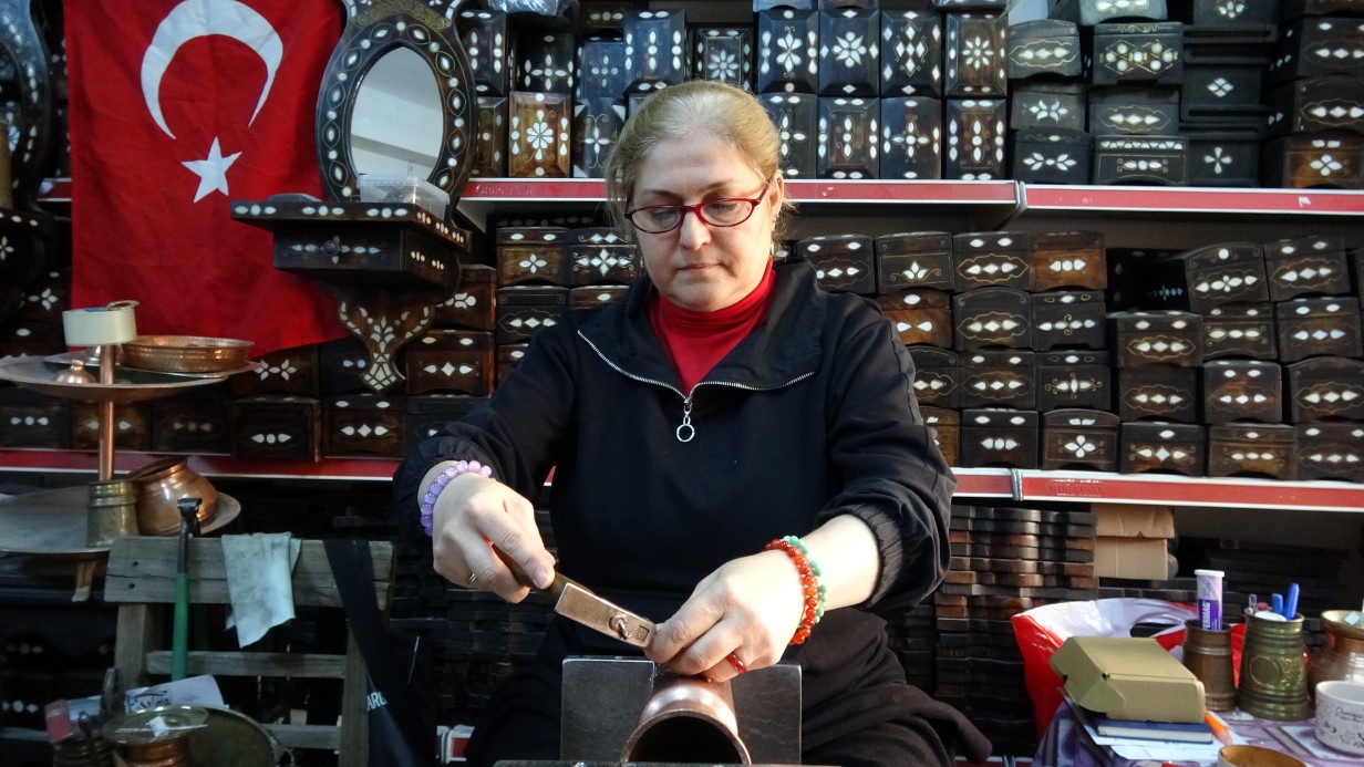 Kadın bakır ustası erkeklere taş çıkartıyor