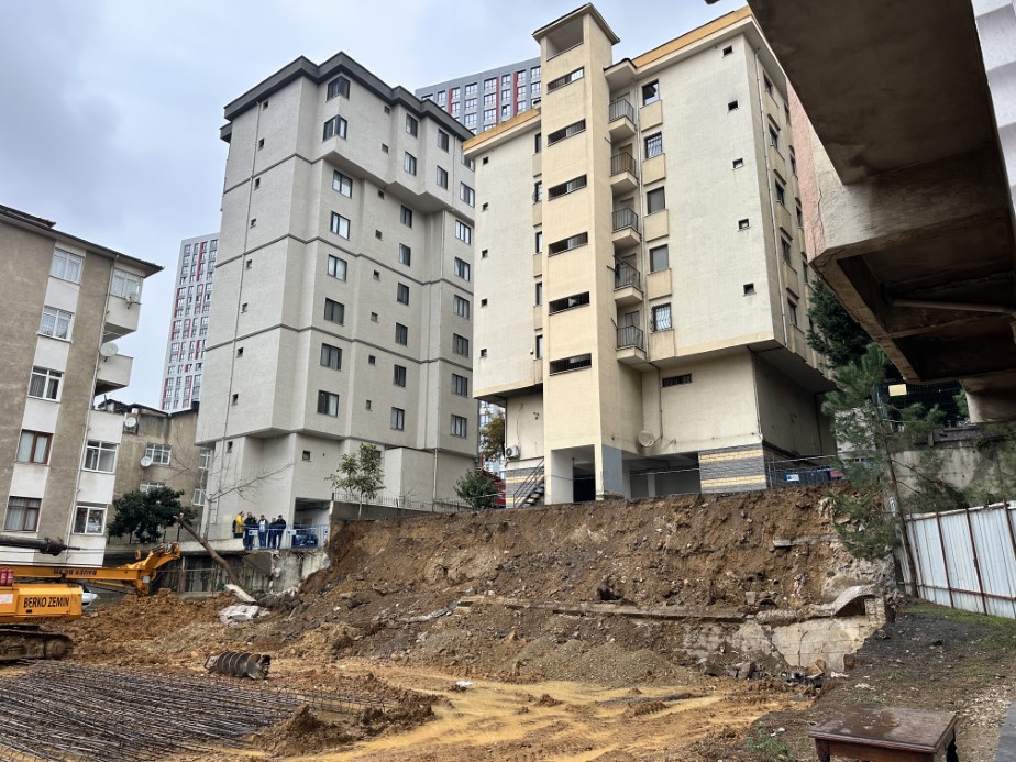 Kadıköy’de yağışlara dayanamayan istinat duvarı çöktü