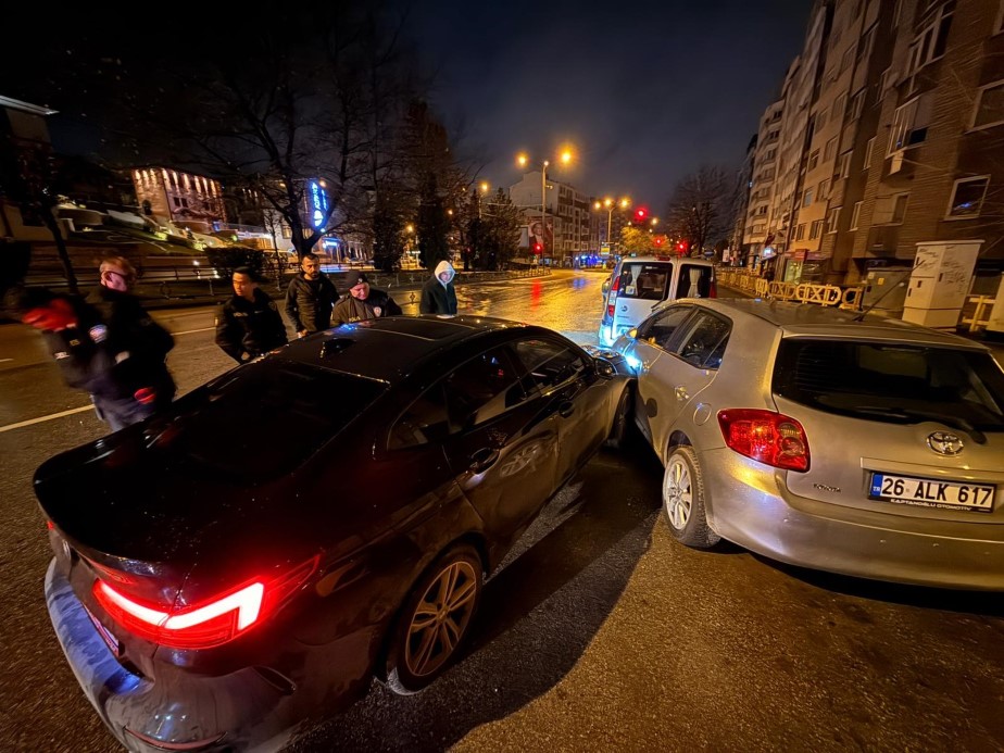 Direksiyon başında sızıp kaza yapan sürücü, 3 saatlik uğraş sonunda cam kırılarak uyandırıldı