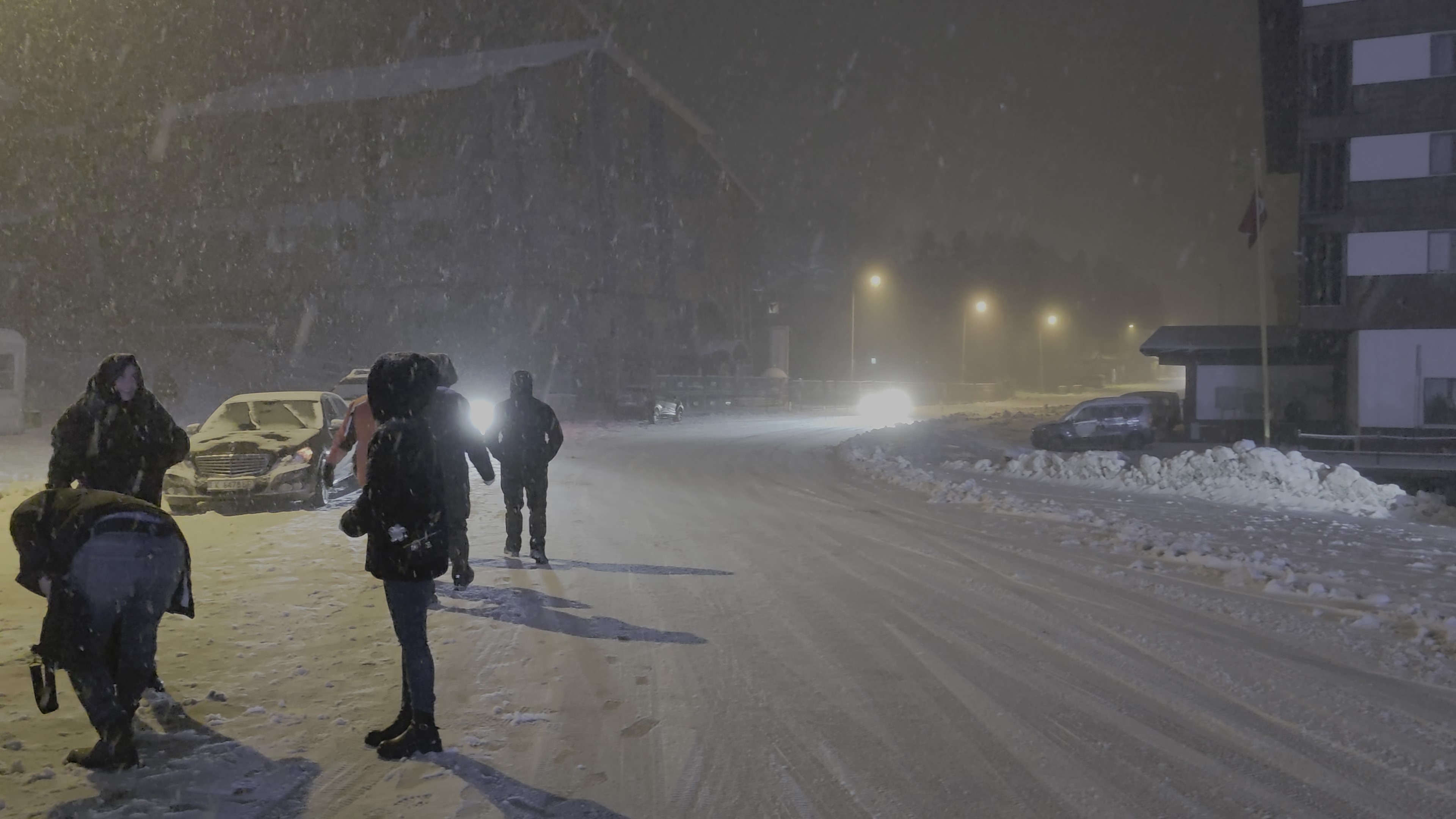 Uludağ’da yoğun kar var...Ekipler yolların kapanmaması için aralıksız çalışıyor