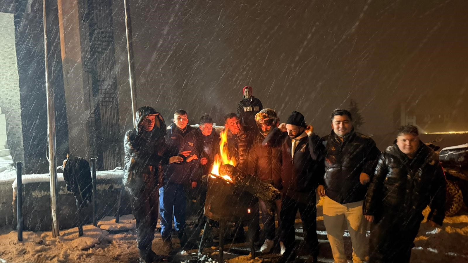 Uludağ’da yoğun kar var...Ekipler yolların kapanmaması için aralıksız çalışıyor