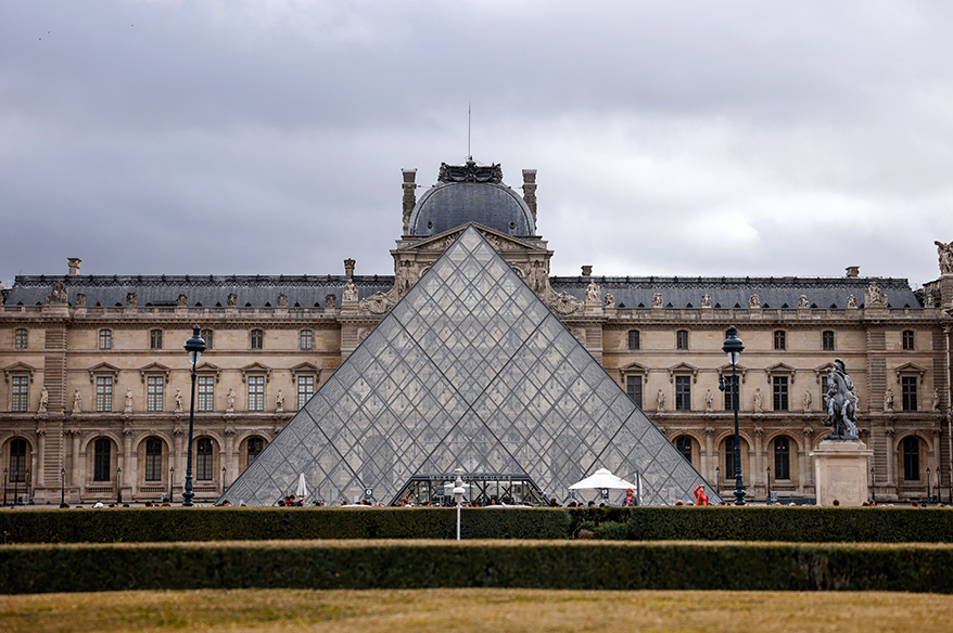 Louvre Müzesi’nde su sızıntısı: Yaklaşık 400 nadir kitap hasar gördü