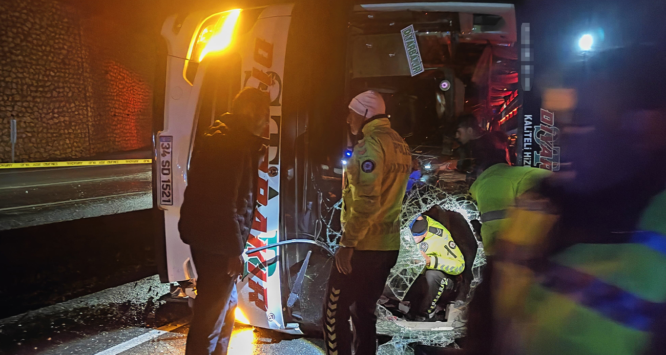 Osmaniye’nin Düziçi ilçesinde, yağmurun etkisiyle kayganlaşan yolda devrilen yolcu otobüsünde 3 kişi yaralandı.