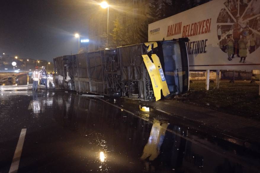 Çekmeköy’de kontrolden çıkan otobüs yan yattı
