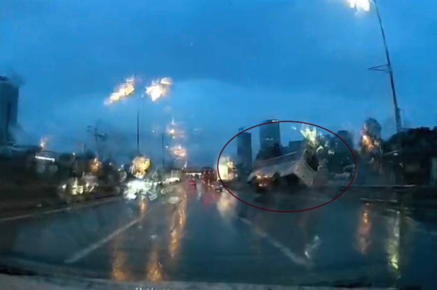 Maltepe’de 11 kişinin yaralandığı minibüsün devrilme anı kamerada