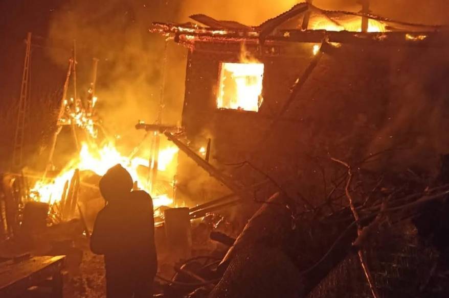 Feke’de ev yangını: bir ev kül oldu, lojman zarar gördü