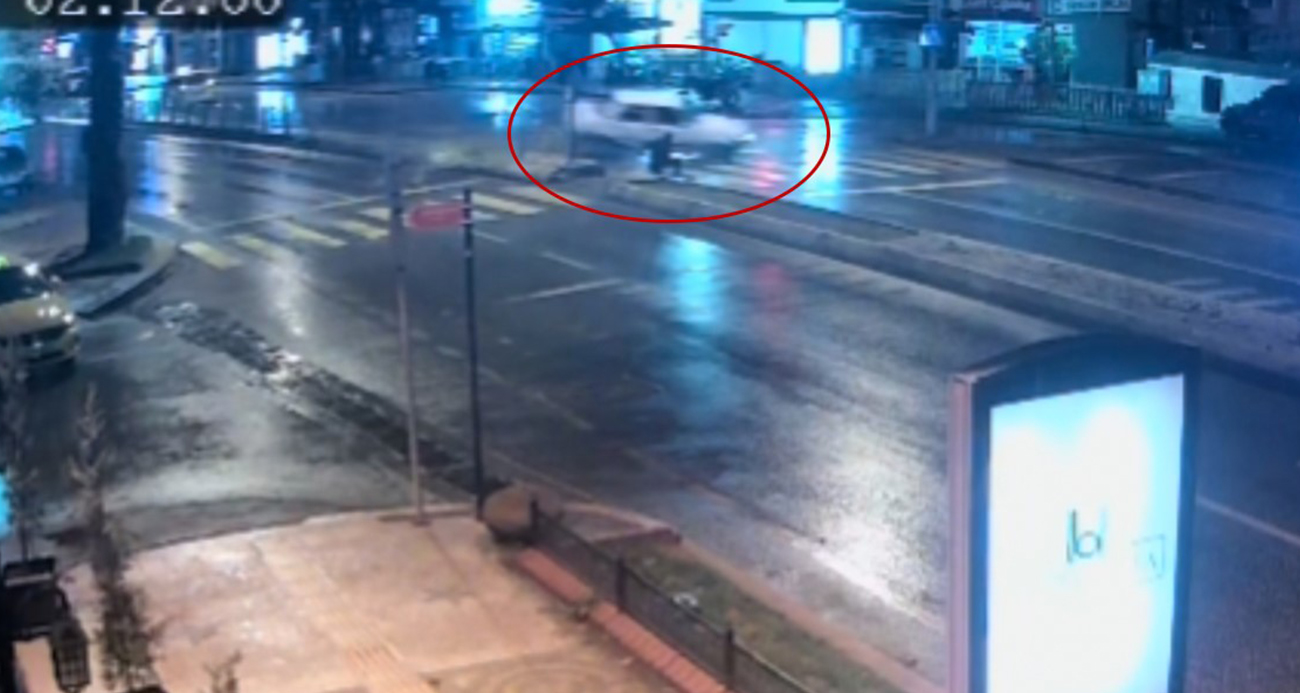 Edirne’de alkollü ve ehliyetsiz bir kadın sürücünün kontrolünü kaybettiği Fiat Tofaş otomobil, önce demir bariyerlerini yıktı, ardından karşı şeride uçarak bir yayaya çarpmaya ramak kala durabildi. Kaza anı saniye saniye güvenlik kameralarına yansıdı.