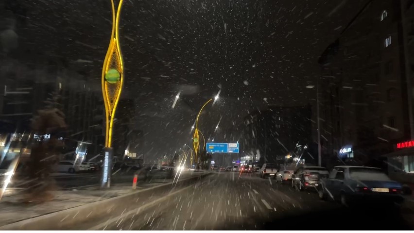 Yüksekova’da lapa lapa kar yağışı