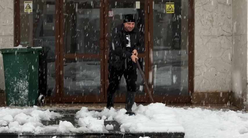 Yüksekova yoğun kara teslim oldu