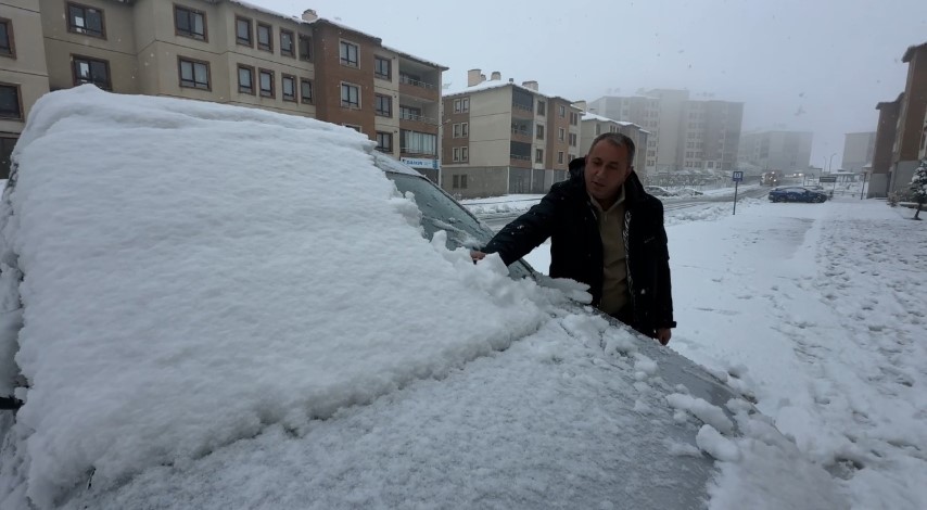 Yüksekova yoğun kara teslim oldu