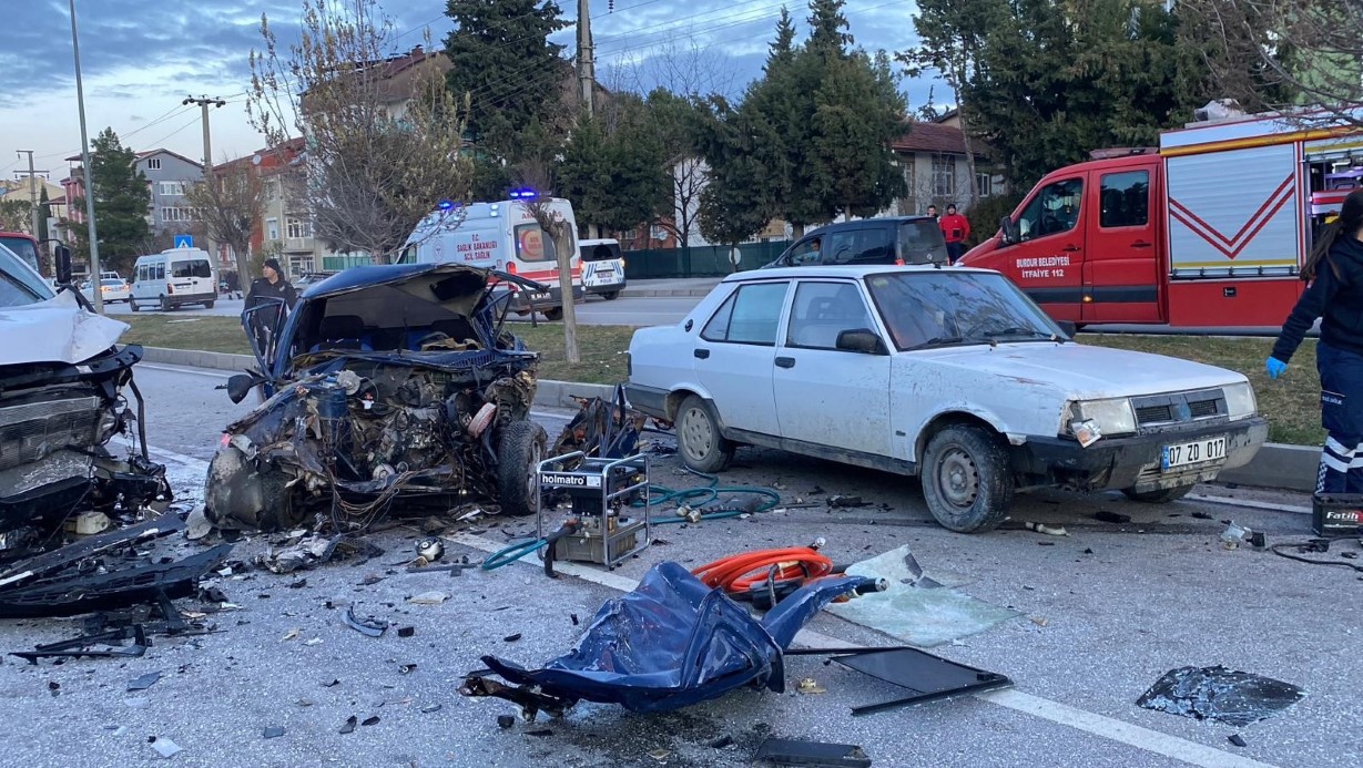 Burdur’da feci kaza: 2 ölü 3 yaralı