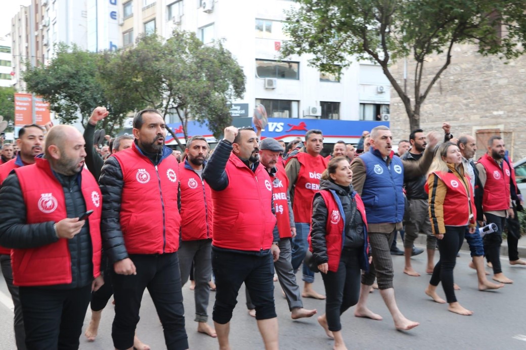 İzmir Büyükşehir işçilerinden çıplak ayaklı protesto