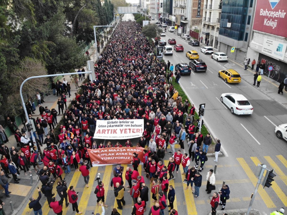 İzmir Büyükşehir işçilerinden çıplak ayaklı protesto