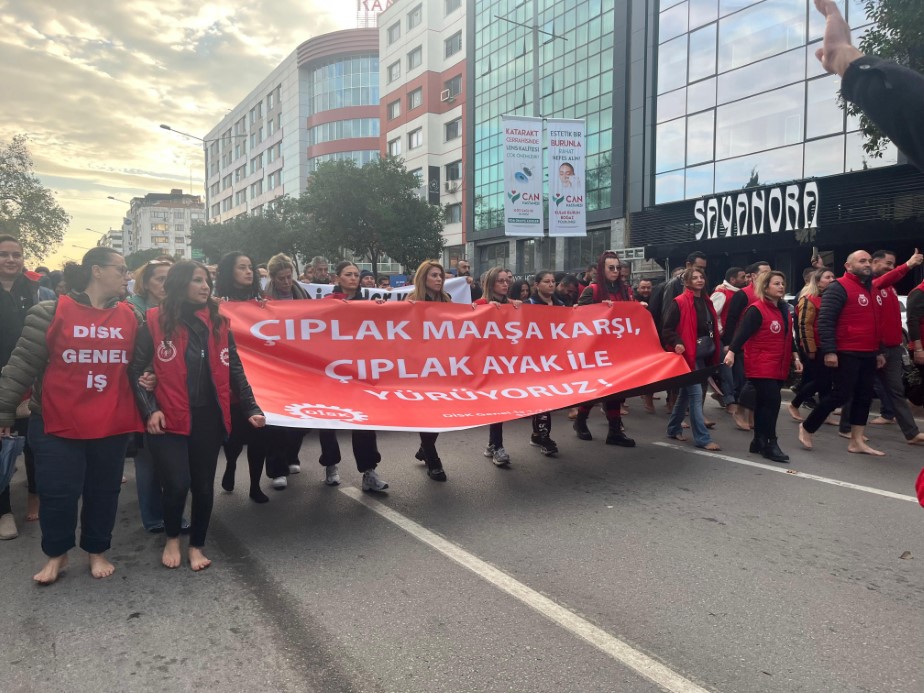 İzmir Büyükşehir işçilerinden çıplak ayaklı protesto