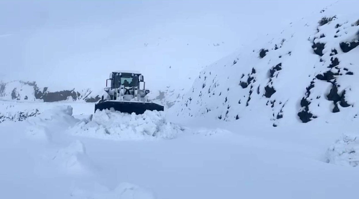 Şırnak’ta kar yağışı nedeniyle kapanan köy yollarının ulaşıma açılması için ekipler yoğun çalışma yürütüyor.