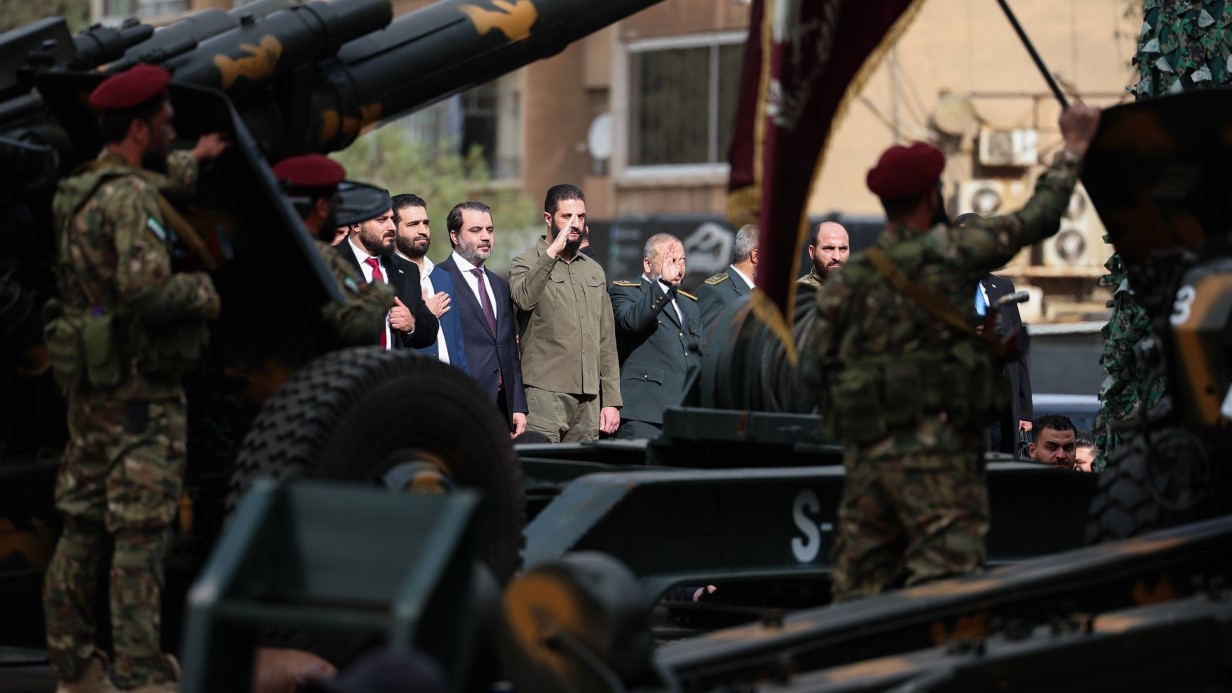 Suriye’de Esad’ın devrilmesinin yıl dönümünde yeni ordudan askeri geçit töreni