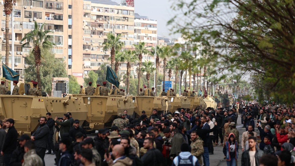 Suriye’de Esad’ın devrilmesinin yıl dönümünde yeni ordudan askeri geçit töreni