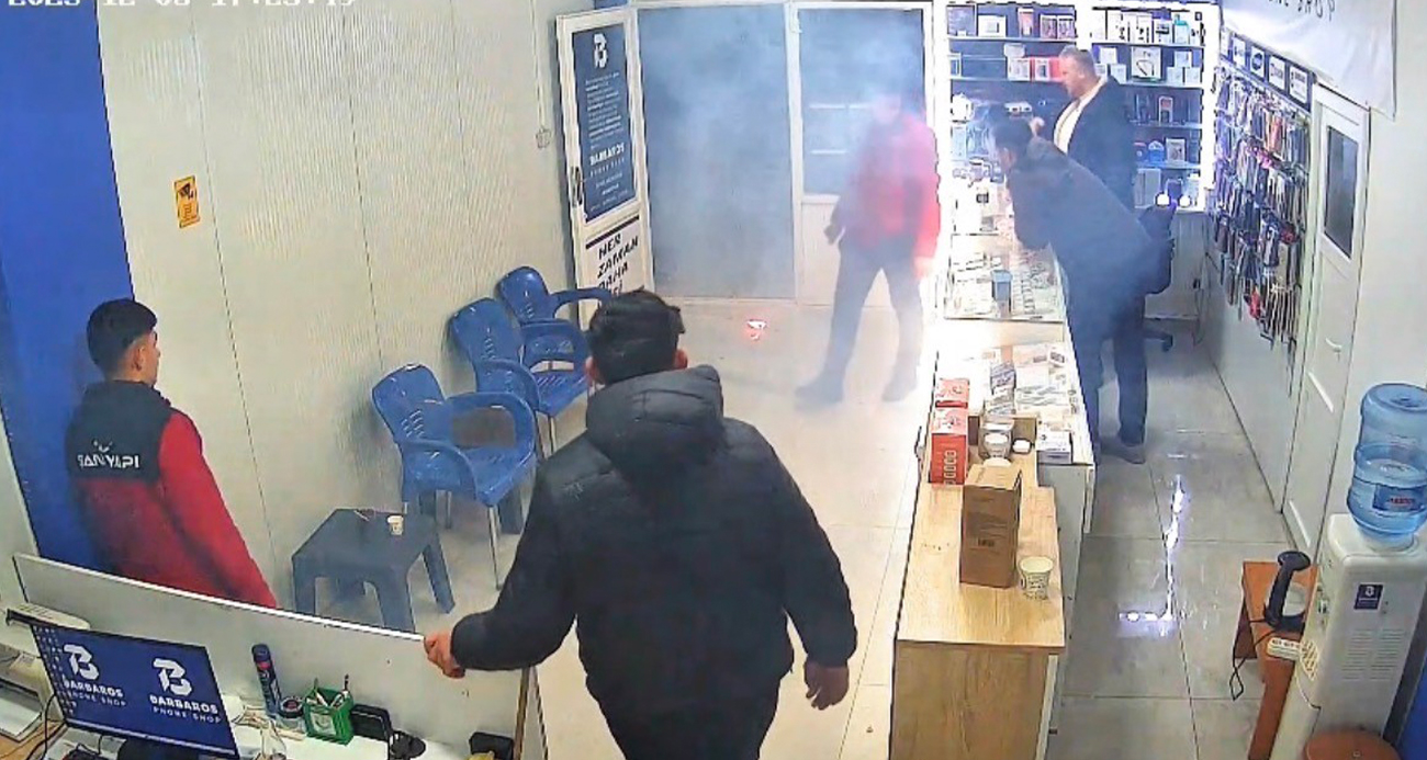 Mardin’in Midyat ilçesinde bir vatandaşın tamir için dükkana götürdüğü cep telefonu aniden alev alarak paniğe neden oldu. O anlar iş yerinin güvenlik kamerasına yansıdı.