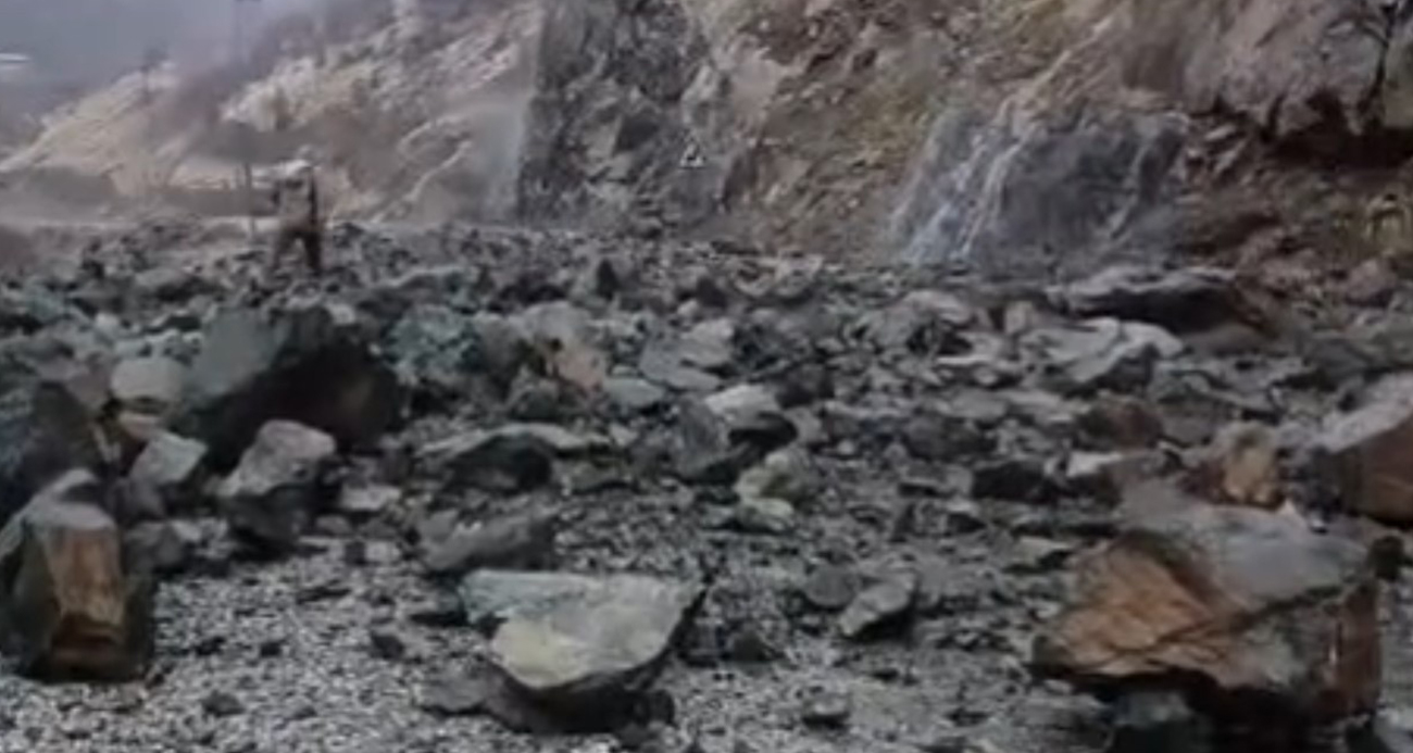 Hakkari’nin Yüksekova ilçesinde meydana gelen heyelan nedeniyle ulaşıma kapanan Doski Vadisi ile Dağlıca köyü arasındaki yol, yapılan çalışmalar sonucu kontrollü şekilde ulaşıma açıldı.