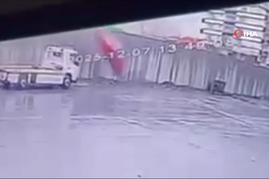 Otomobil köprülü kavşaktan uçtu: 2 yaralı