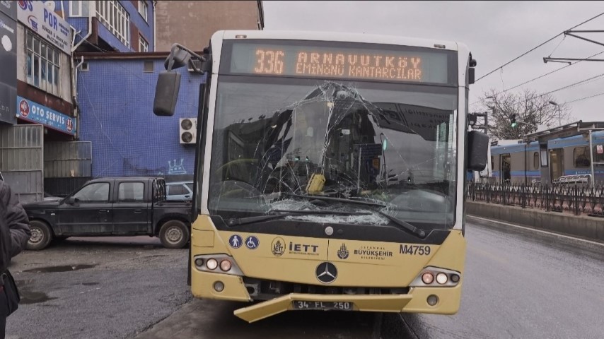 Sultangazi’de yola dökülen akaryakıt kazalara neden oldu: İETT otobüsü direğe çarptı
