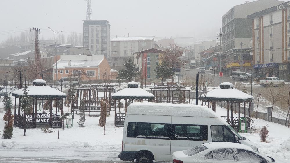 Başkale’de kar kalınlığı 20 santimetreyi geçti