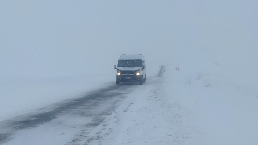 Van’da 28 yerleşim yerinin yolu ulaşıma kapandı