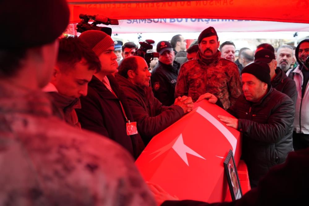 Samsunlu şehit polis, görev arkadaşlarının omzunda dualarla uğurlandı