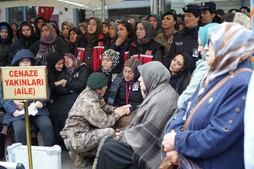 Samsunlu şehit polis, görev arkadaşlarının omzunda dualarla uğurlandı