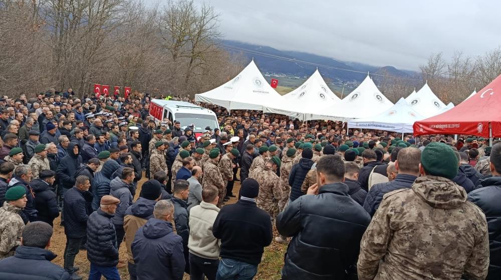 Samsunlu şehit polis, görev arkadaşlarının omzunda dualarla uğurlandı
