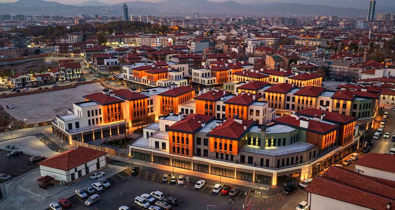 Konya’nın merkez Meram İlçe Belediyesinin ve Konya tarihinin en kapsamlı dönüşüm adımlarından biri olan Suriçi Çarşısı Kentsel Dönüşüm Projesi’nde bir etap daha tamamlandı. Suriçi Çarşısı 1. Etabın açılışı Çevre, Şehircilik ve İklim Değişikliği Bakanı Murat Kurum’un katılımıyla gerçekleştirildi. Bakan Kurum, "Bu proje bir vizyon eseridir, bir medeniyet iddiasıdır. Özellikle de jeodezik cam kubbemiz, sadece Selçuklu mirasını değil geleceğimizi de koruyacak; Türkiye’nin şehircilik vizyonuna Konya’dan vurduğumuz bir imza olacak" dedi.