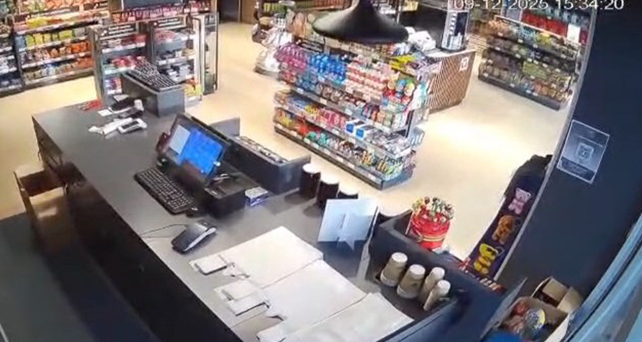 Tunceli’nin Pülümür ilçesinde meydana gelen 4.2 büyüklüğündeki deprem anı, güvenlik kamerasına yansıdı.