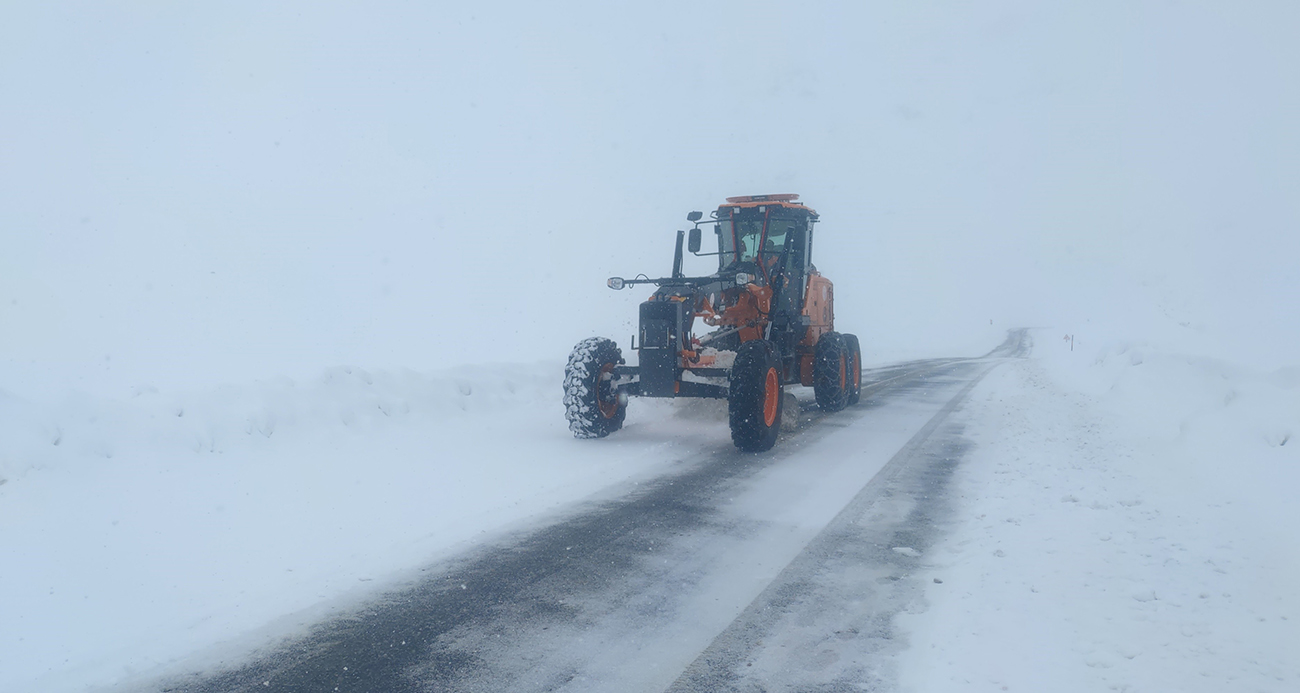 Van’da önceki gün etkili olan kar yağışı nedeniyle Başkale ve Gürpınar ilçesinde 28 yerleşim yerinin tolu ulaşıma kapanırken, Van-Bahçesaray karayolu üzerinde bulunan 3 bin rakımlı Karabet Geçidi’nde karla mücadele mesaisi devam ediyor.