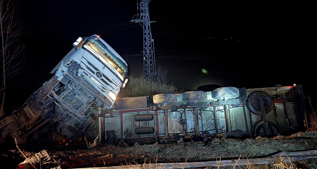 Çorum’da tarlaya devrilen tırın sürücüsüne müdahale etmek isteyen vatandaşın emniyet şeridindeki otomobiline hafif ticari araç çarptı. Kazada toplam 4 kişi yaralandı.