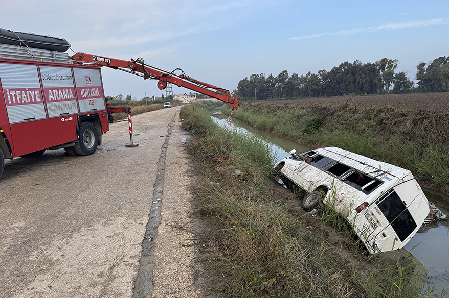 Adana’da tarım işçileri taşıyan servis kanala düştü: 18 yaralı