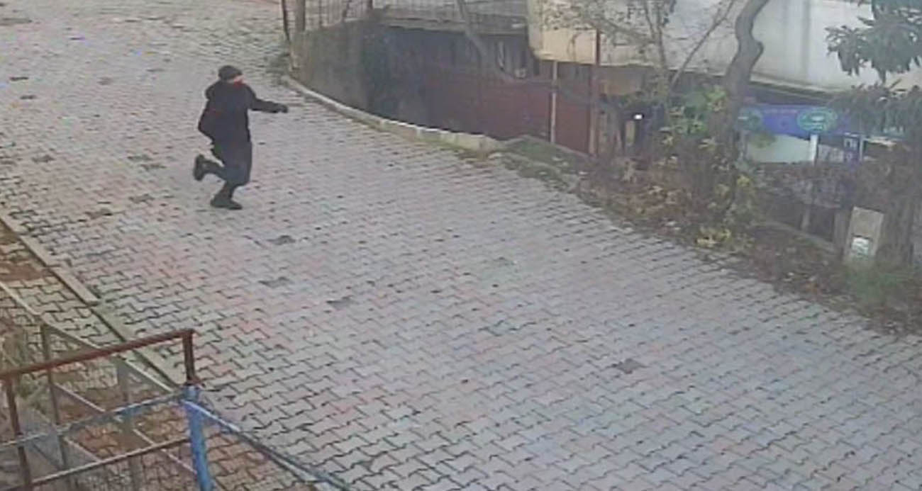 Arnavutköy’de film sahnelerini aratmayan gasp: Kaçan şüpheli "Ayağına sıkarım" diye tehdit etti