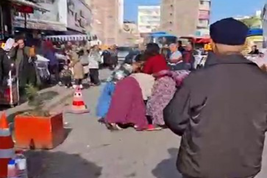 Kadınlar saç başa kavgaya tutuştu: O anlar kamerada