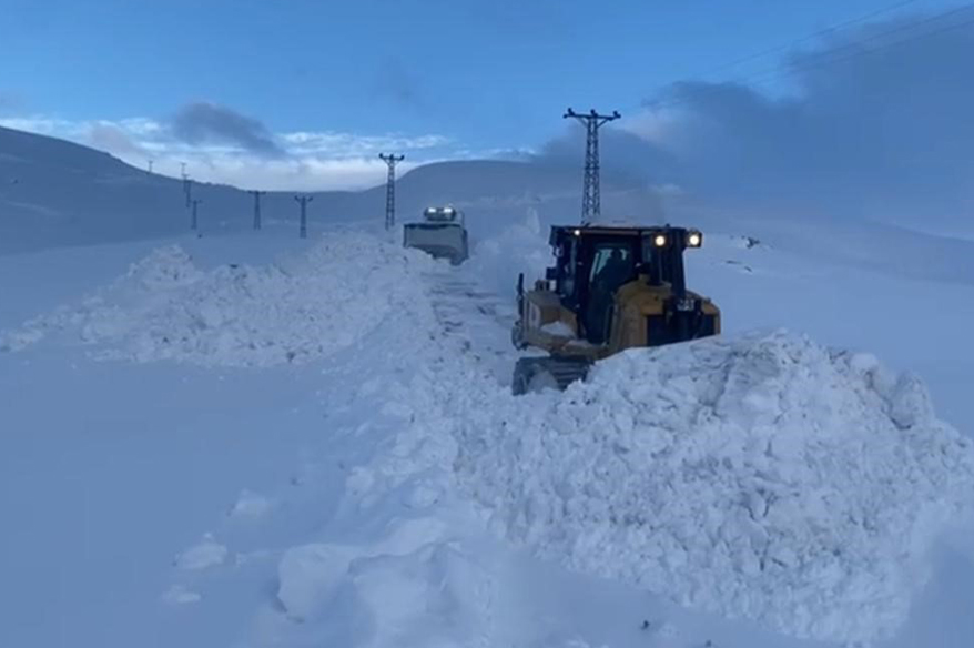 Böyle kar görülmedi: Kalınlık dozeri aşıyor
