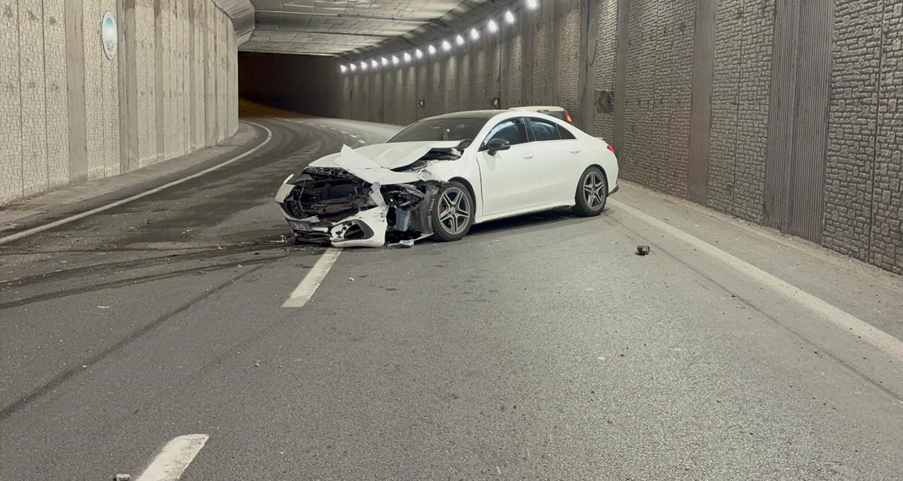 Alkollü sürücünün karıştığı kazada lüks otomobil pert oldu