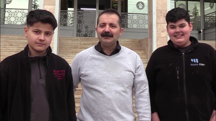 Çırak öğrencilerden örnek davranış: Aldıkları suyu kameraya gösterip parasını bıraktılar