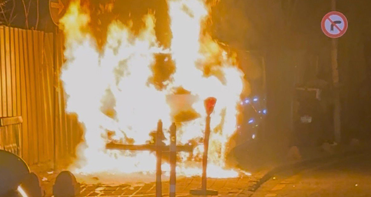 Üsküdar’da park halindeki araç alev alev yandı: O anlar kamerada