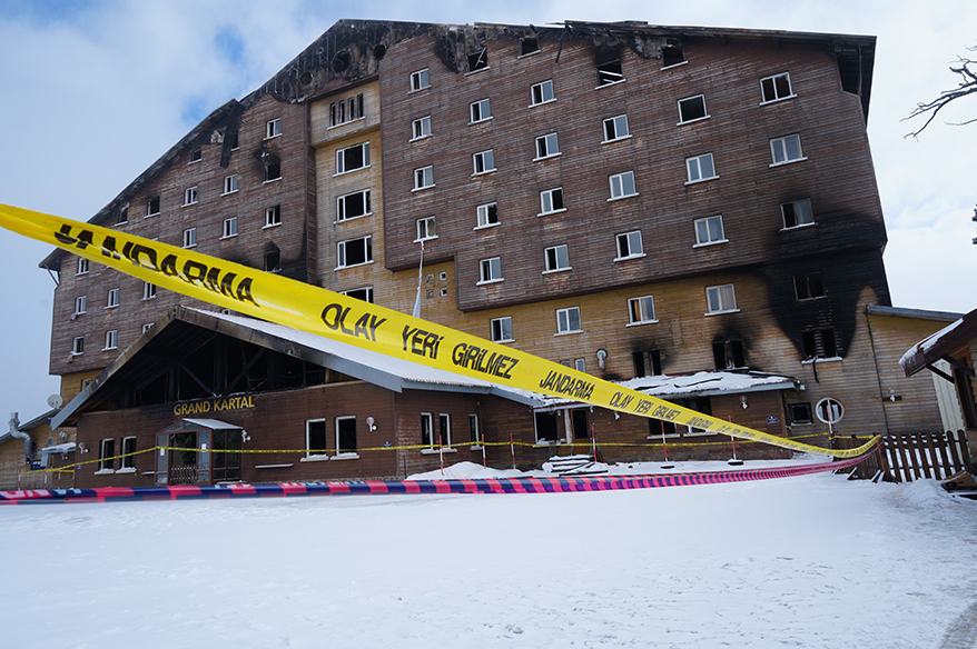 Otel yangını davasında 9 bakanlık personeli hakkında yurt dışı çıkış yasağı getirildi