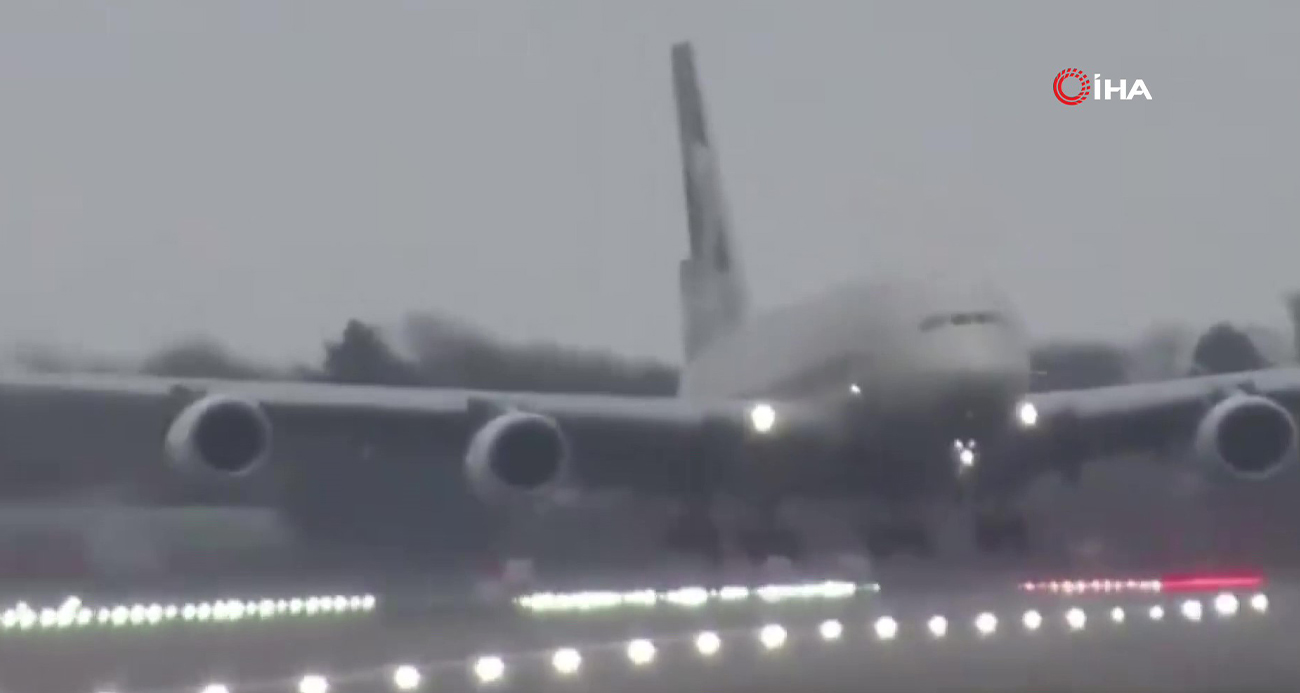 Paris Saint-Germain (PSG) takımını Şampiyonlar Ligi maçı için Bilbao’ya taşıyan uçak şiddetli rüzgar nedeniyle piste yan iniş yaptı.