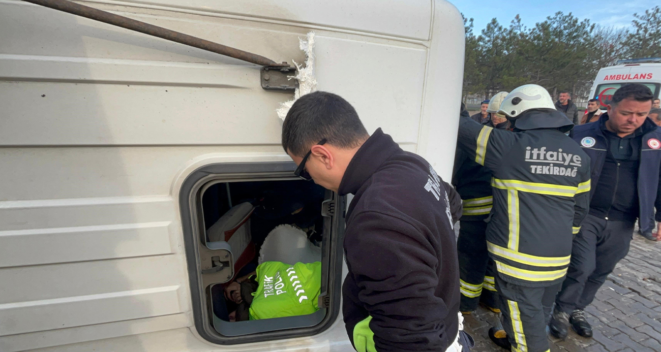 Tekirdağ'ın Ergene ilçesinde meydana gelen trafik kazasında 1’i çocuk 5 kişi yaralandı. Bir trafik polisinin üniformasını çıkarıp üşümemesi için yaralının üzerini örtmesi yürekleri ısıttı.