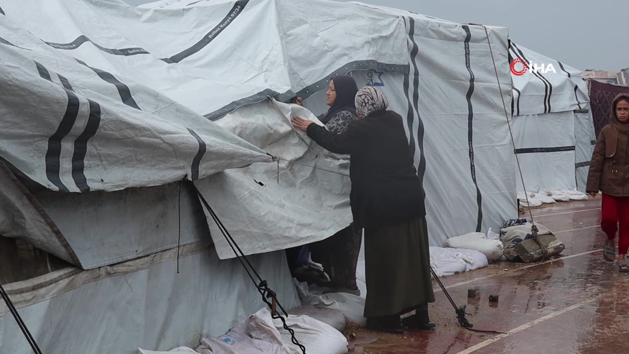 Gazze’de yerinden edilen Filistinlilerin çadırlarını su bastı