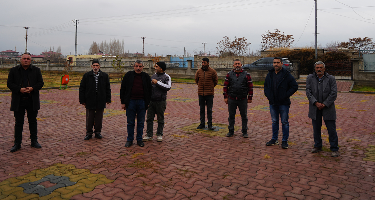 Iğdır’ın Karaağaç Mahallesi’nde yaşayan vatandaşlar, doğalgaz çalışmalarının yarıda bırakılmasına tepki göstererek yetkililerden sorunun bir an önce çözülmesini istedi.