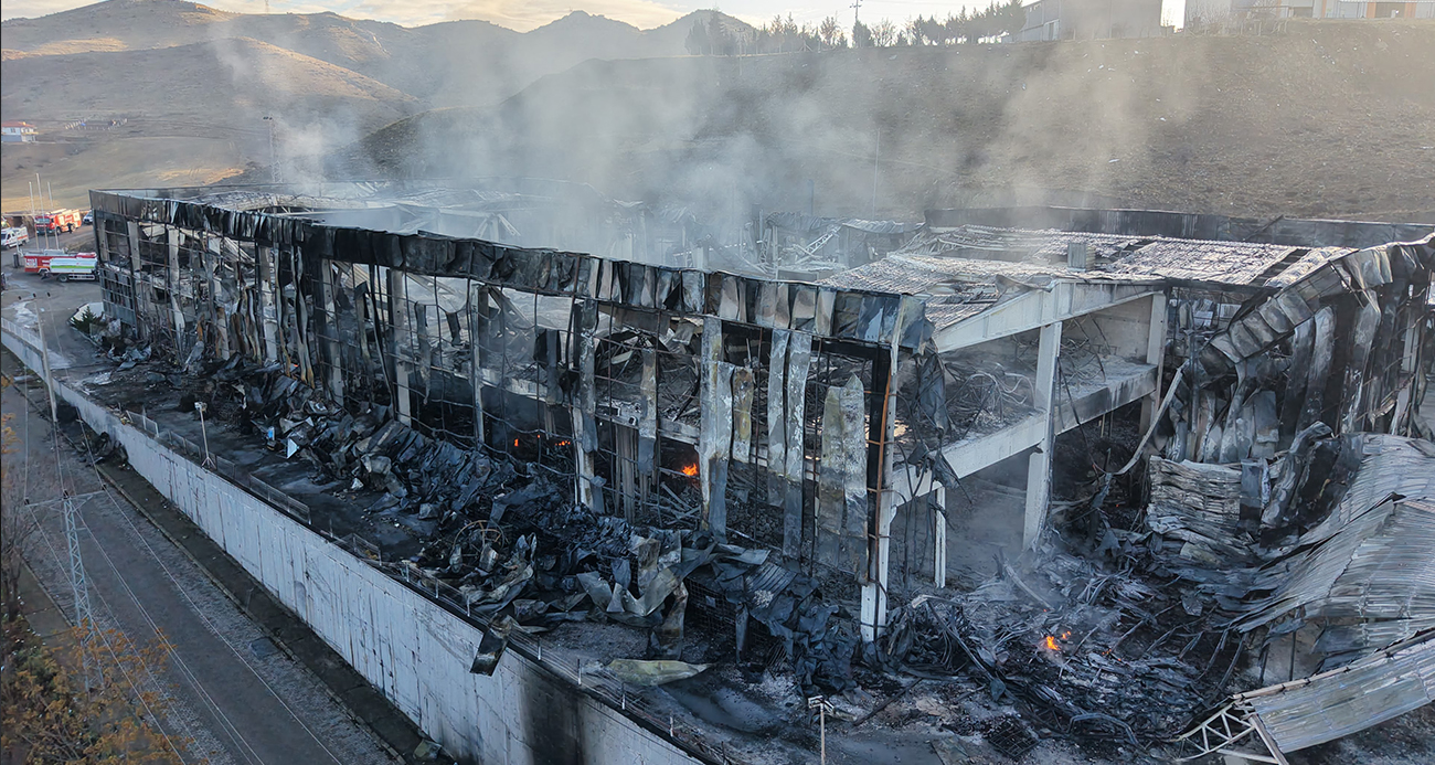 Kırıkkale’nin Yahşihan ilçesinde madeni yağ üretimi yapan fabrikanın, yangın sonrası enkaza dönen son hali havadan görüntülendi. Çok sayıda itfaiye ekibi fabrikada soğutma çalışması yaptı.