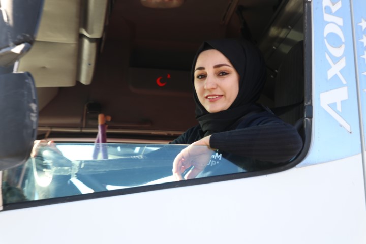 ‘Kadınsın yapamazsın’ dediler, şimdi tır şoförlüğü yapıyor