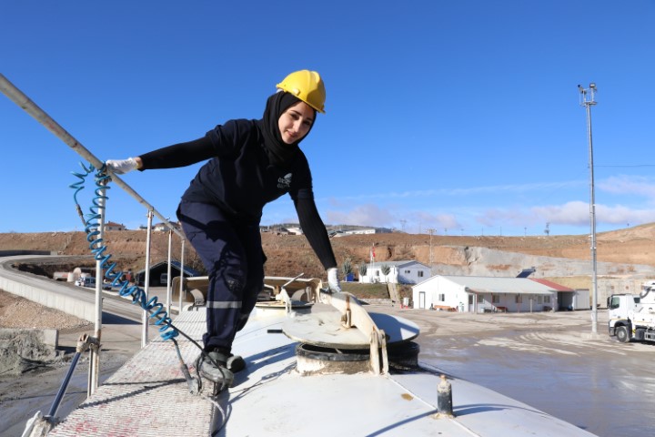 ‘Kadınsın yapamazsın’ dediler, şimdi tır şoförlüğü yapıyor